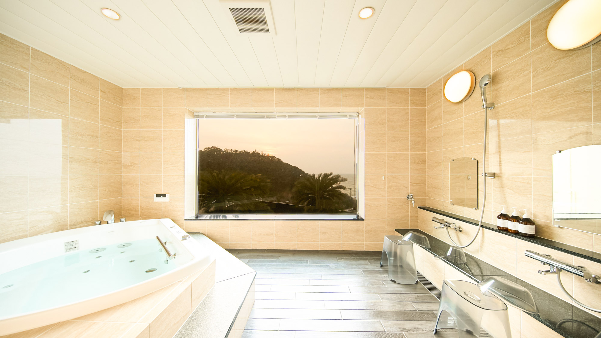 ジャグジー：海を眺めながらゆったりお過ごしください