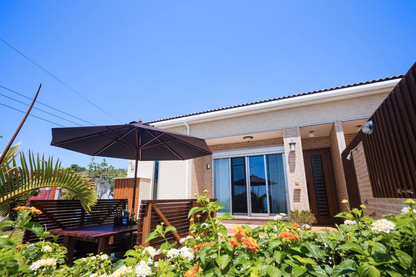 瀬底島の豊かな自然とキレイな海を楽しむオーシャンビュー貸別荘　A棟