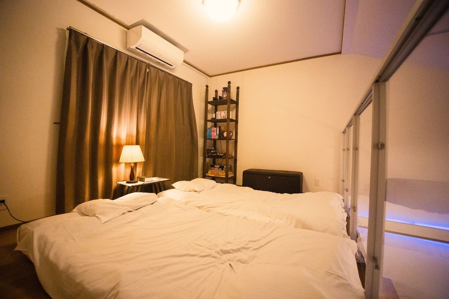 ・2階のソファーを倒して、布団を敷いて就寝できます（7名以上で利用可能）(A棟)