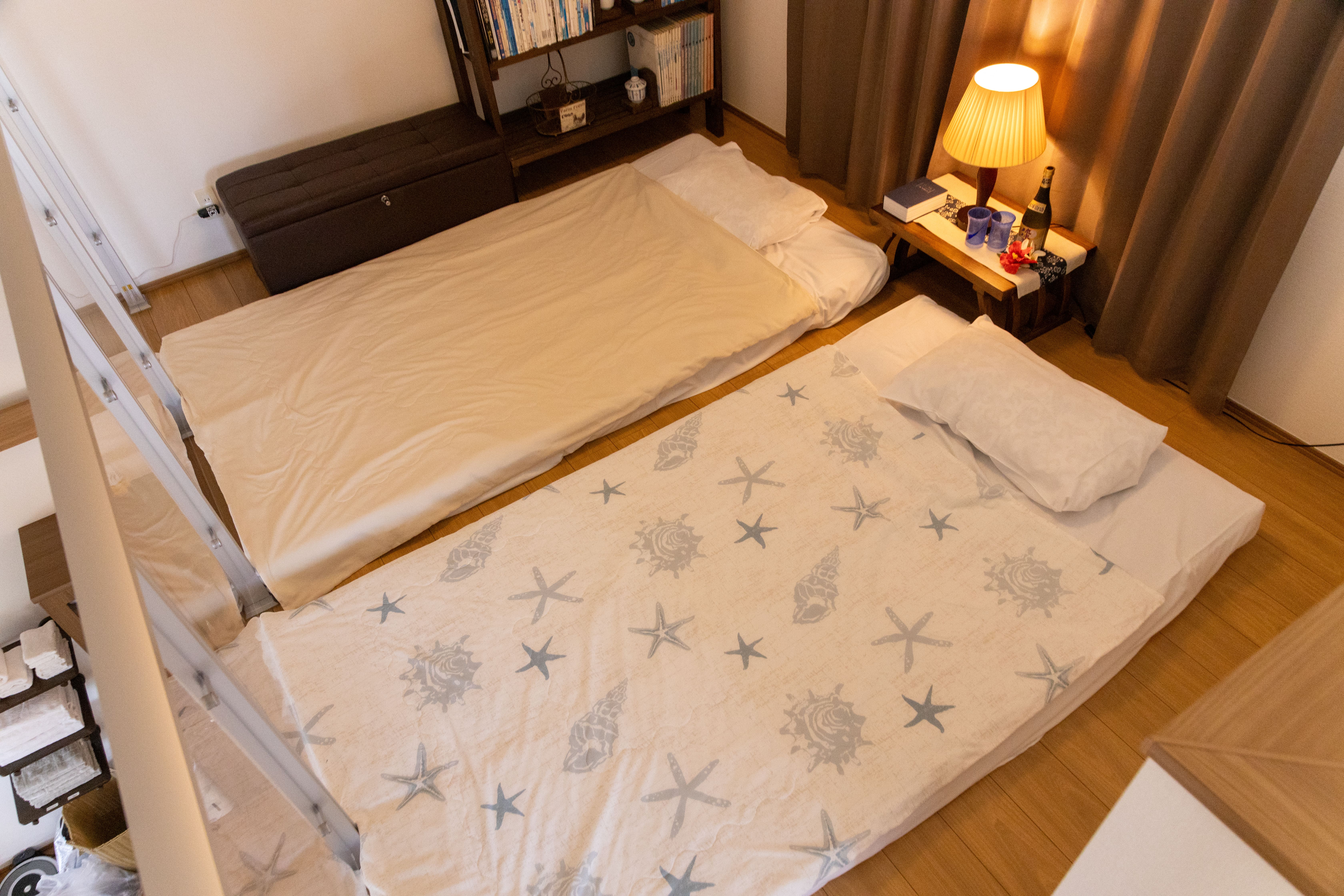 ・2階のソファーを倒して、布団を敷いて就寝できます（7名以上で利用可能）(B棟)