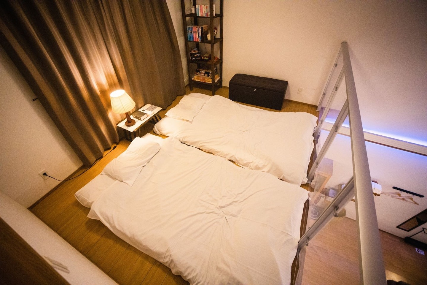 ・2階のソファーを倒して、布団を敷いて就寝できます（7名以上で利用可能）(A棟)