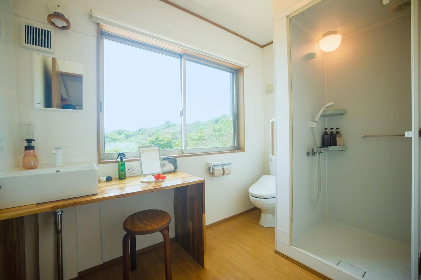 ・二階のシャワールーム、トイレ(A棟)