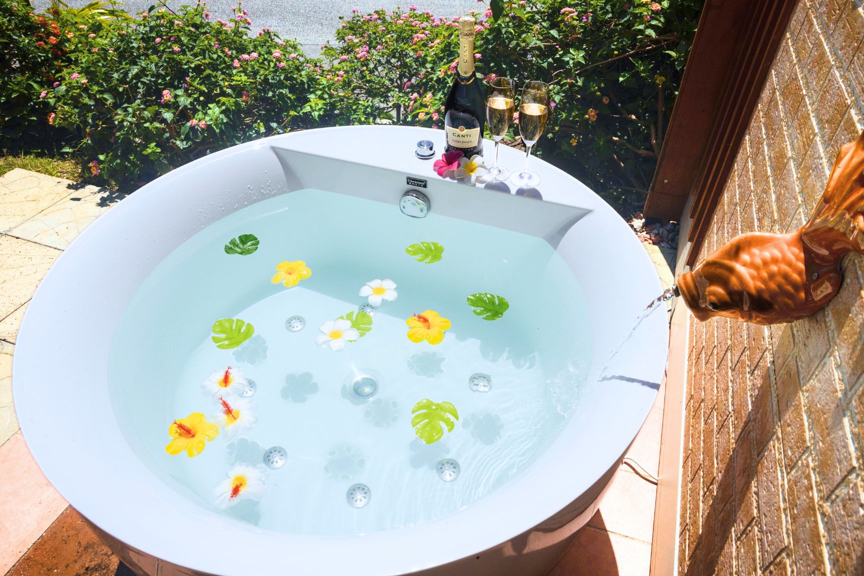  サンゴによって天然にろ過された地下海水を使用したジャグジー（塩水）をご用意(B棟)