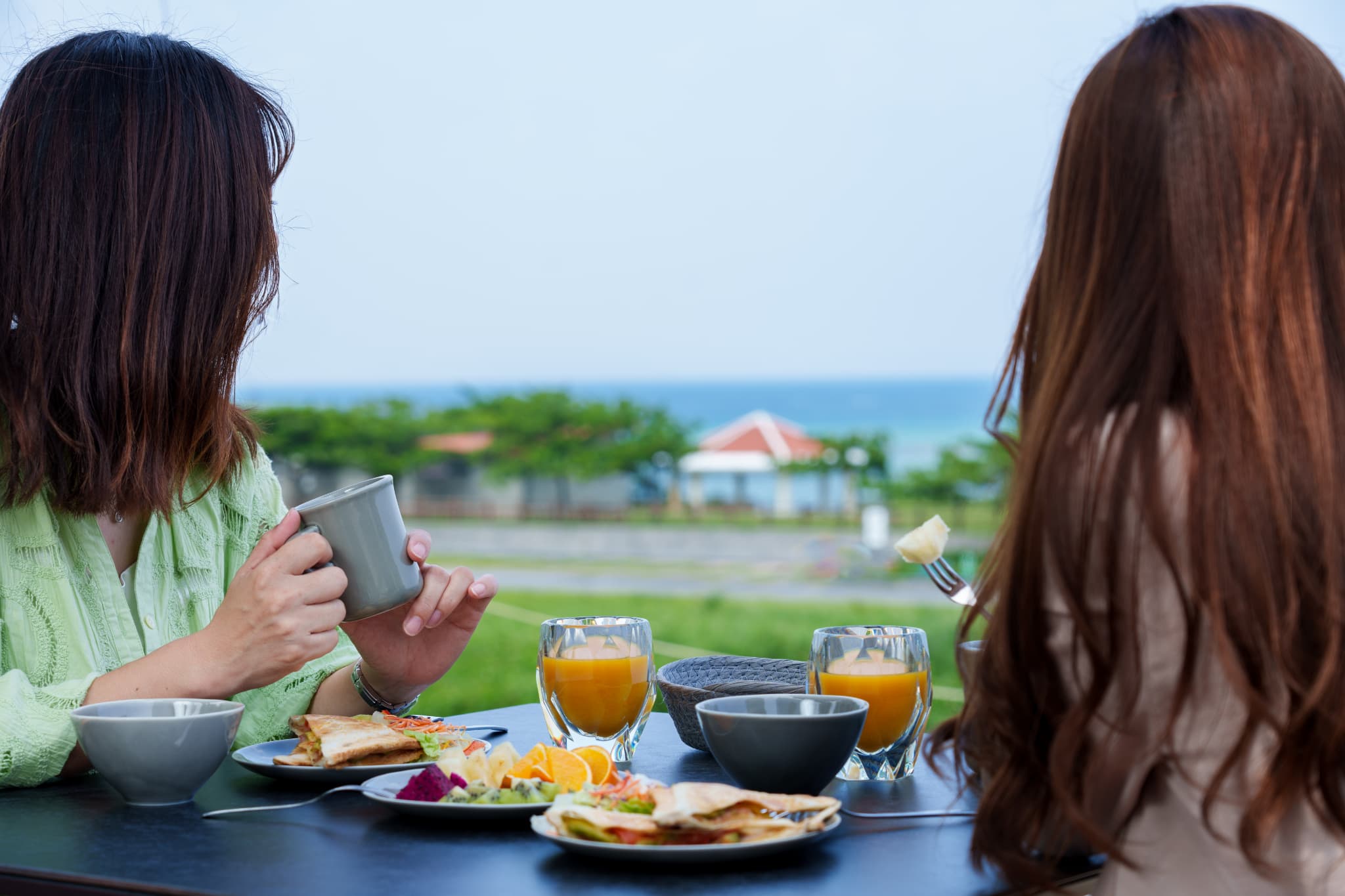 海を眺めながら優雅な朝食を。