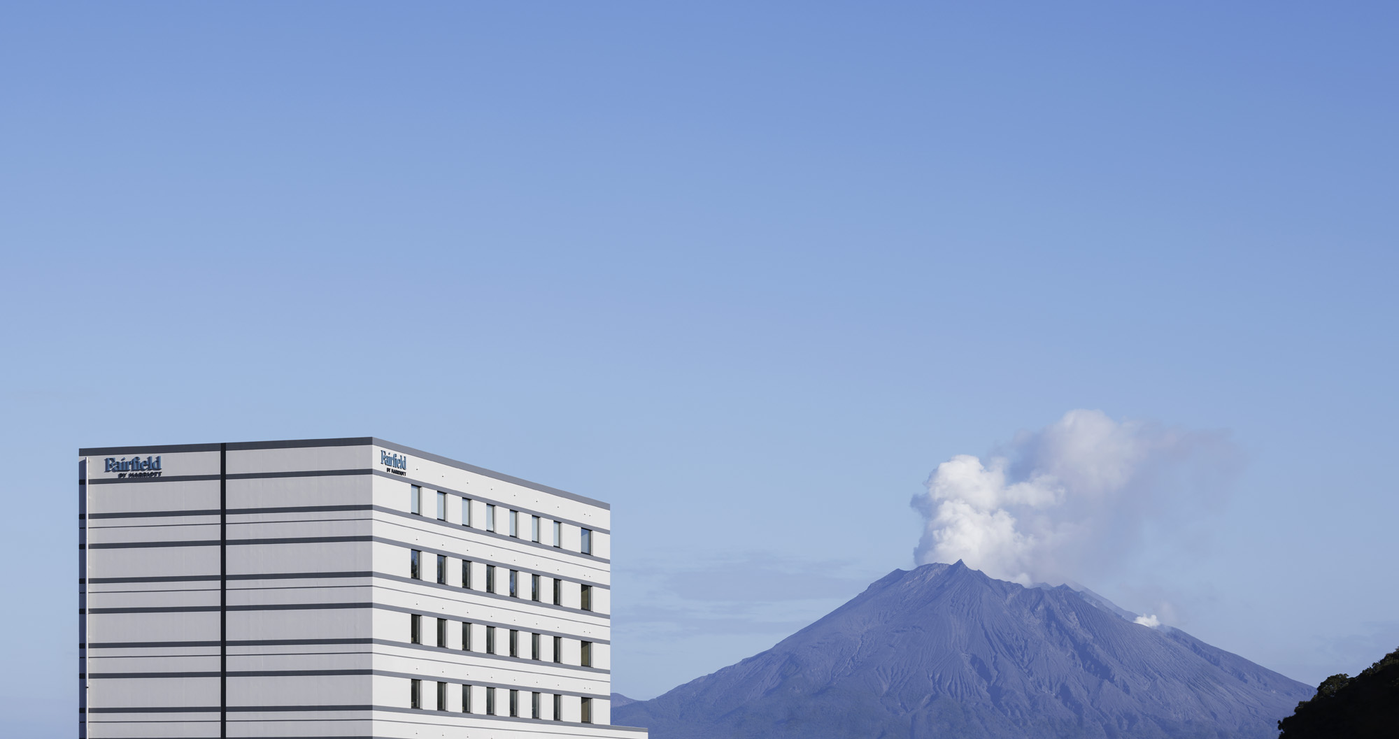 外観：当ホテルを拠点に地域の知られざる魅力を発見する旅をお楽しみください。