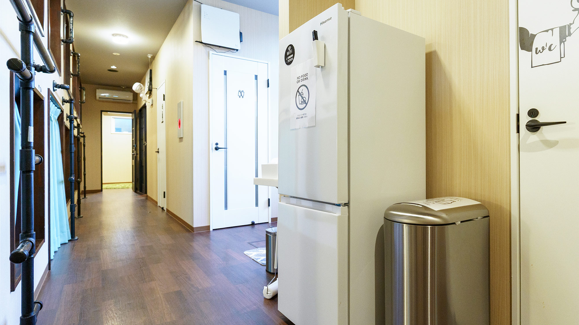 ・【ドミトリー】部屋の向かい側に共用のトイレやシャワールーム、冷蔵庫、ごみ箱を配置