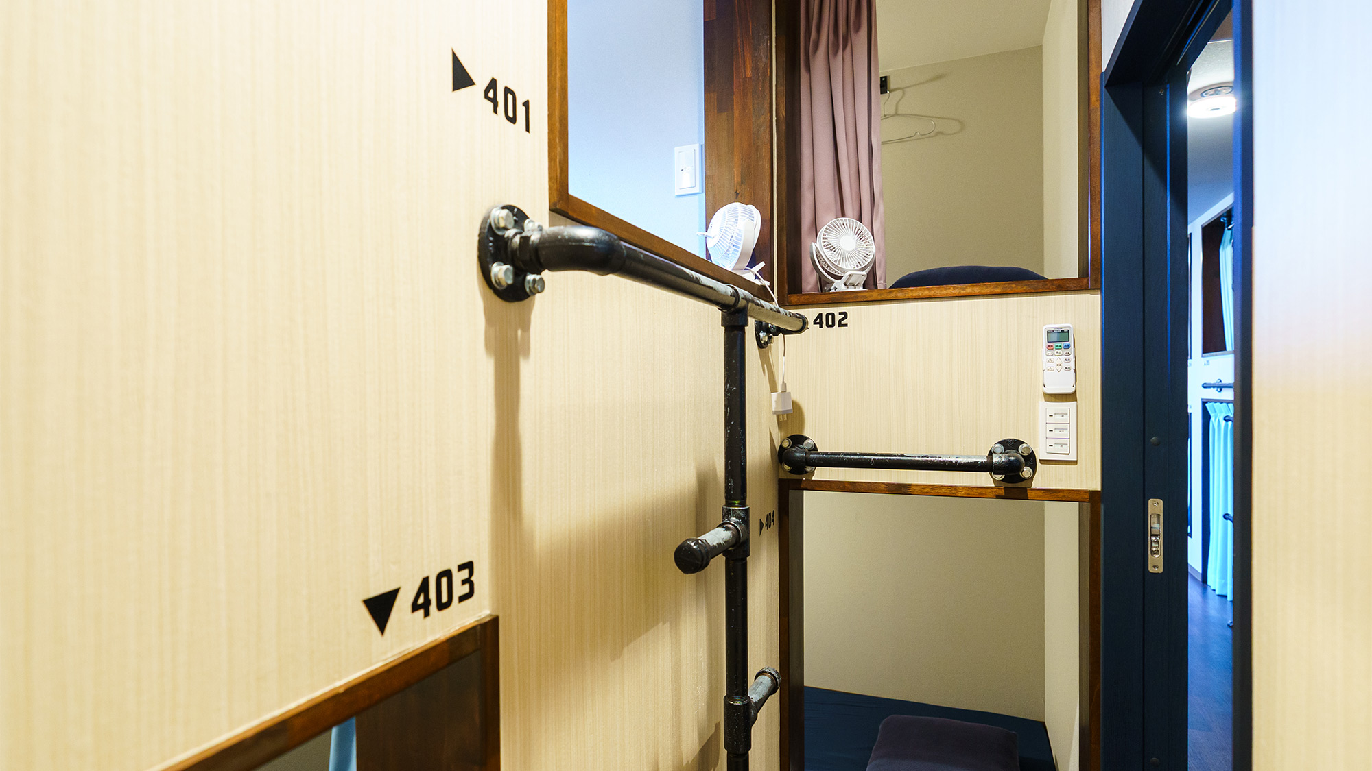 ・【ドミトリー】4人個室　１階２部屋＋２階２部屋の計４部屋が鍵付きの扉の中にあります