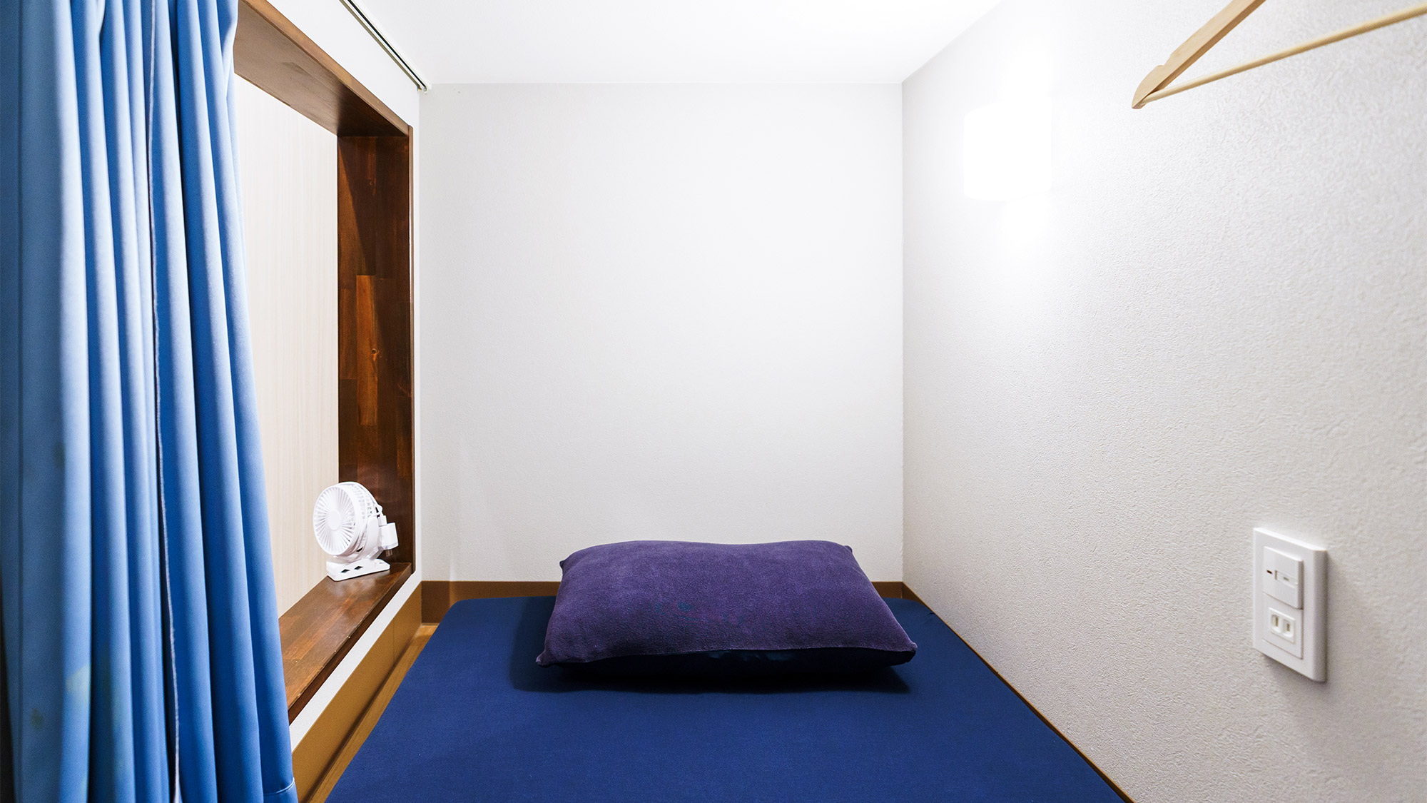 ・【ドミトリー】シングルマットレスが十分収まるサイズ感とコンセントやハンガー掛けの設備をご用意