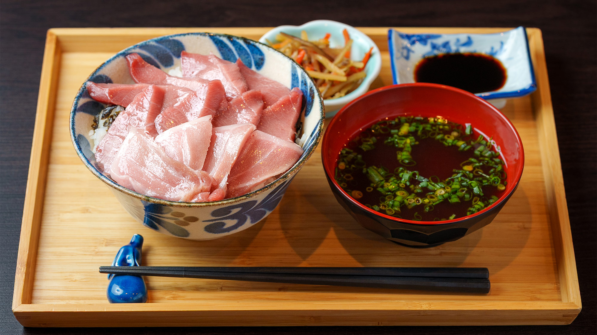 ・【夕食】柏島産養殖生本マグロ丼/お汁・小鉢付 看板メニュー！貴重な「生」の本マグロをご堪能ください