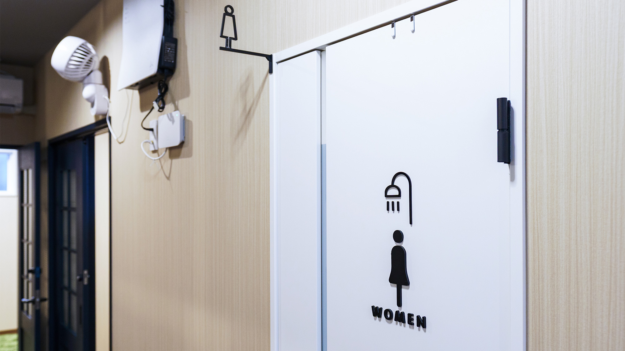 ・【シャワールーム】女性専用のシャワールーム1室　扉は内側から鍵がかけられます