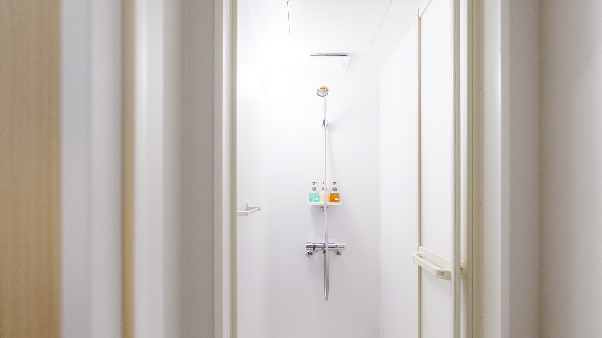 ・【シャワールーム】合計3室のシャワールームは2室は共有、1室は女性専用です