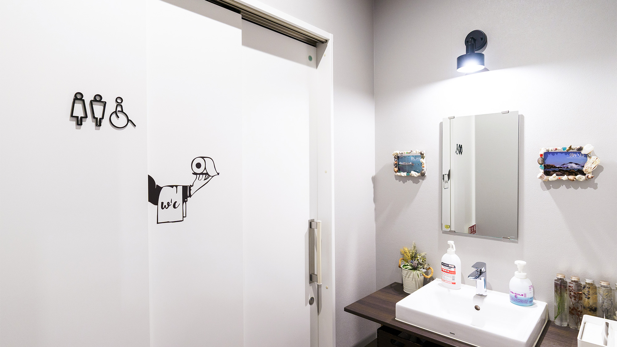 ・【カフェレストラン】トイレ 車椅子やお子様連れで入れる十分な広さがうれしいトイレ