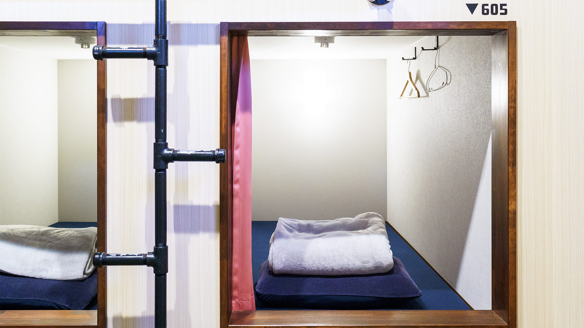 ・【ドミトリー】6人個室　１階３部屋＋２階３部屋の合計６部屋が鍵付きの扉の中にあります