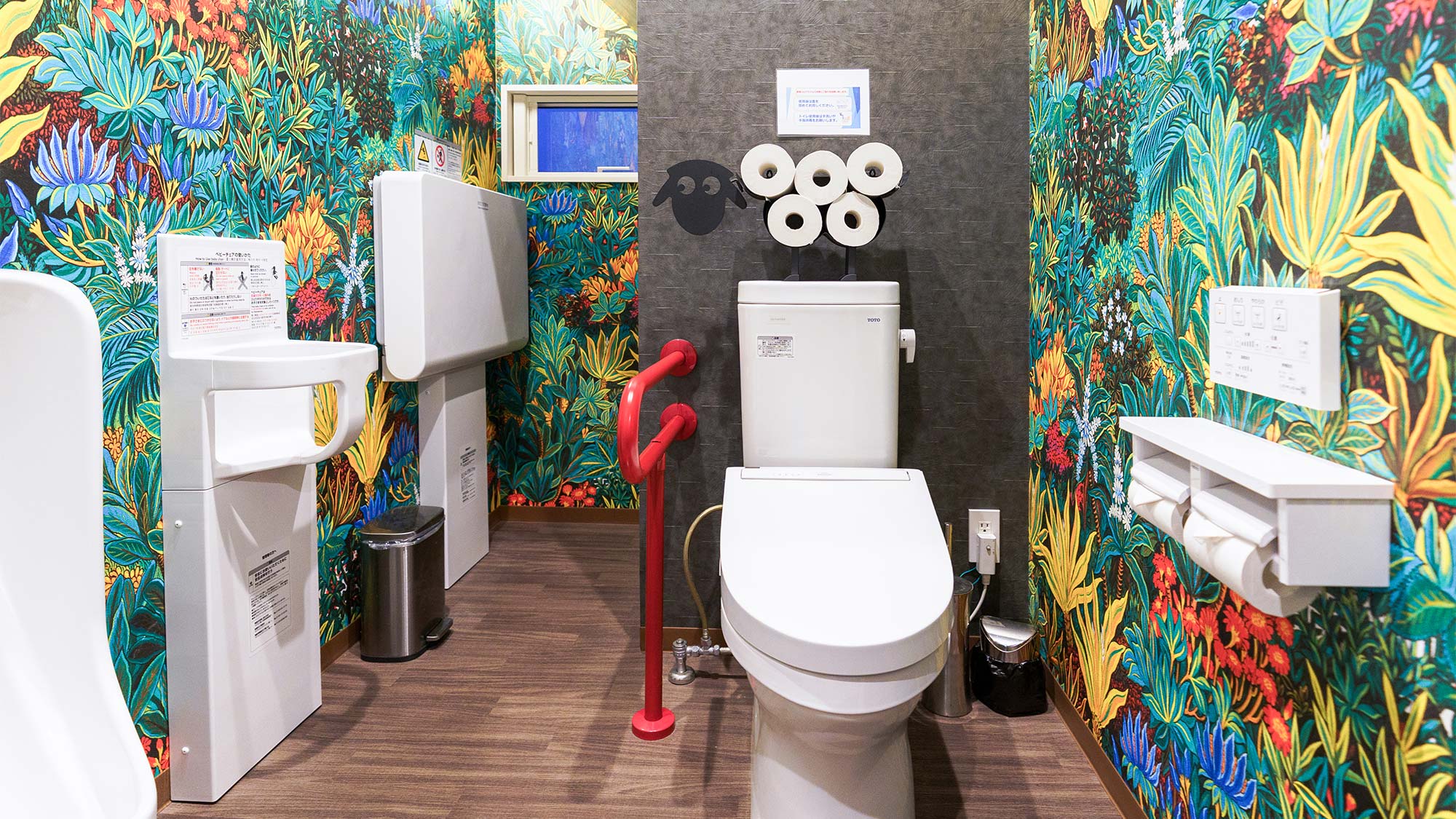 ・【カフェレストラン】トイレ ベビーシート（おむつ交換台）、ベビーチェアは親子で安心して入れます