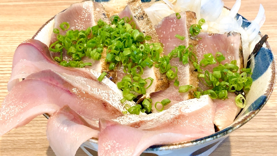 ・【お食事一例】藁焼き鰤(ブリ)と生の鰤の食べ比べ丼で2つの味を楽しめます