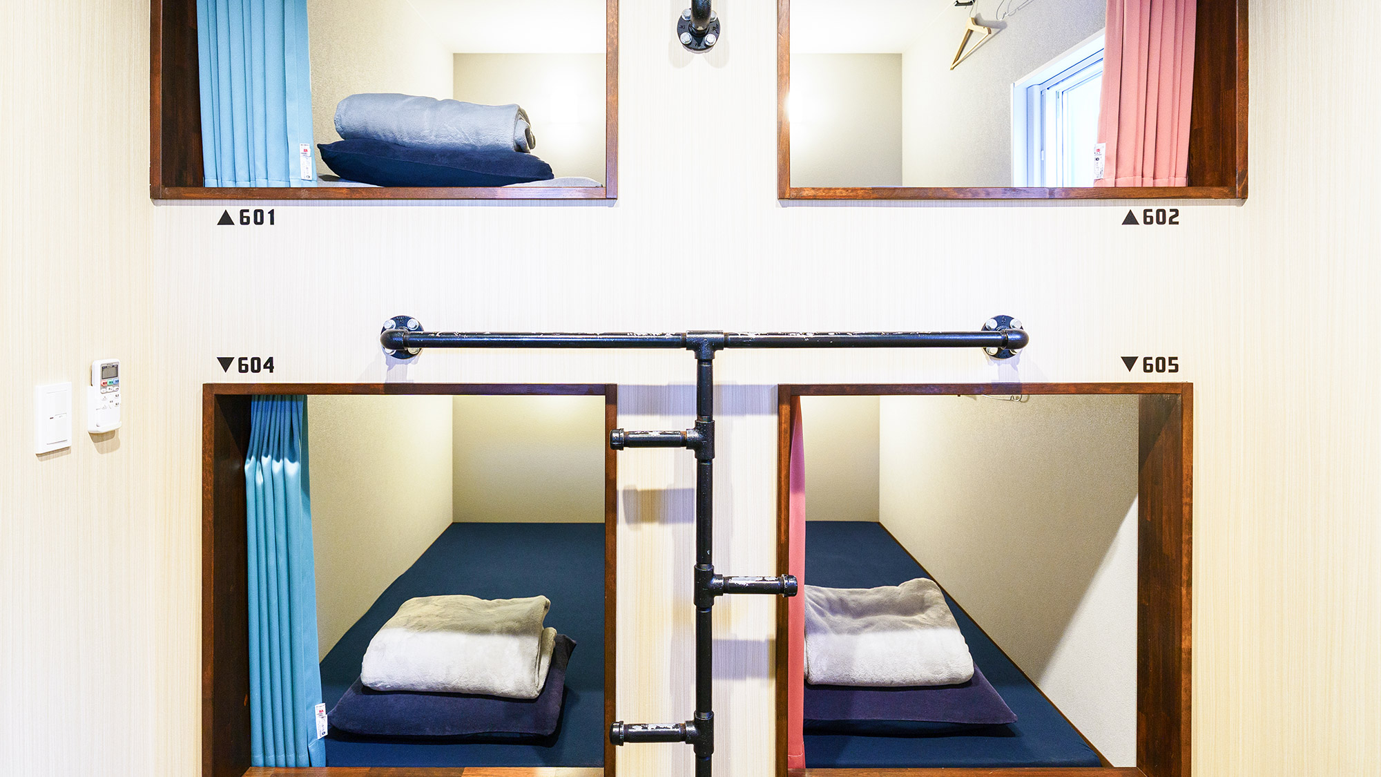 ・【ドミトリー】6人個室　十分な広さでゆっくり就寝ができ、読書用ライトと小型扇風機・ハンガーをご用意