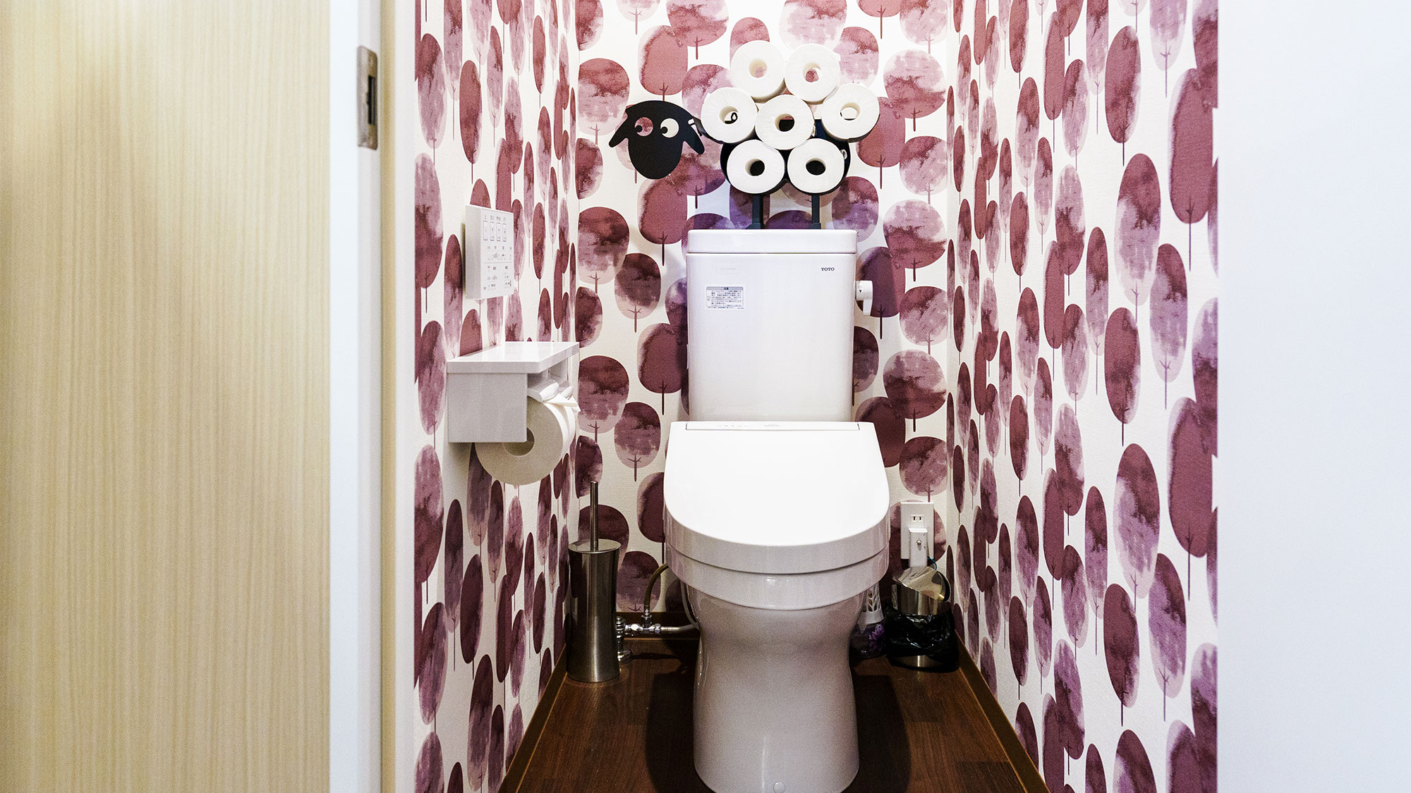 ・【共用トイレ】トイレットペーパーのストックもタンク上のわかりやすい場所に置かれています