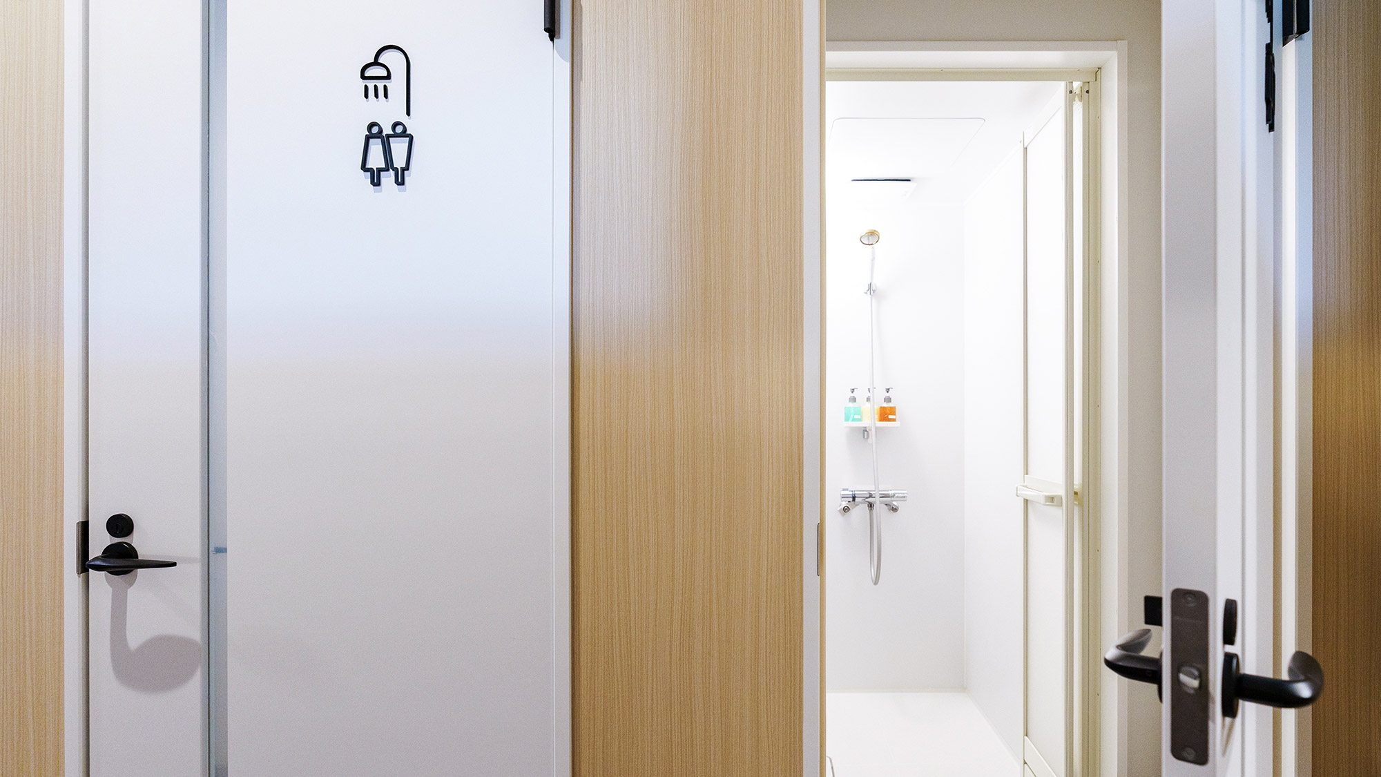 ・【シャワールーム】シャワールームの扉は内側から鍵か掛けられます