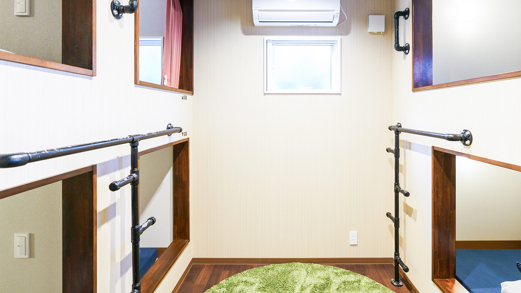 ・【ドミトリー】6人個室　各部屋に読書用ライトが設置されているので一人時間も楽しめます