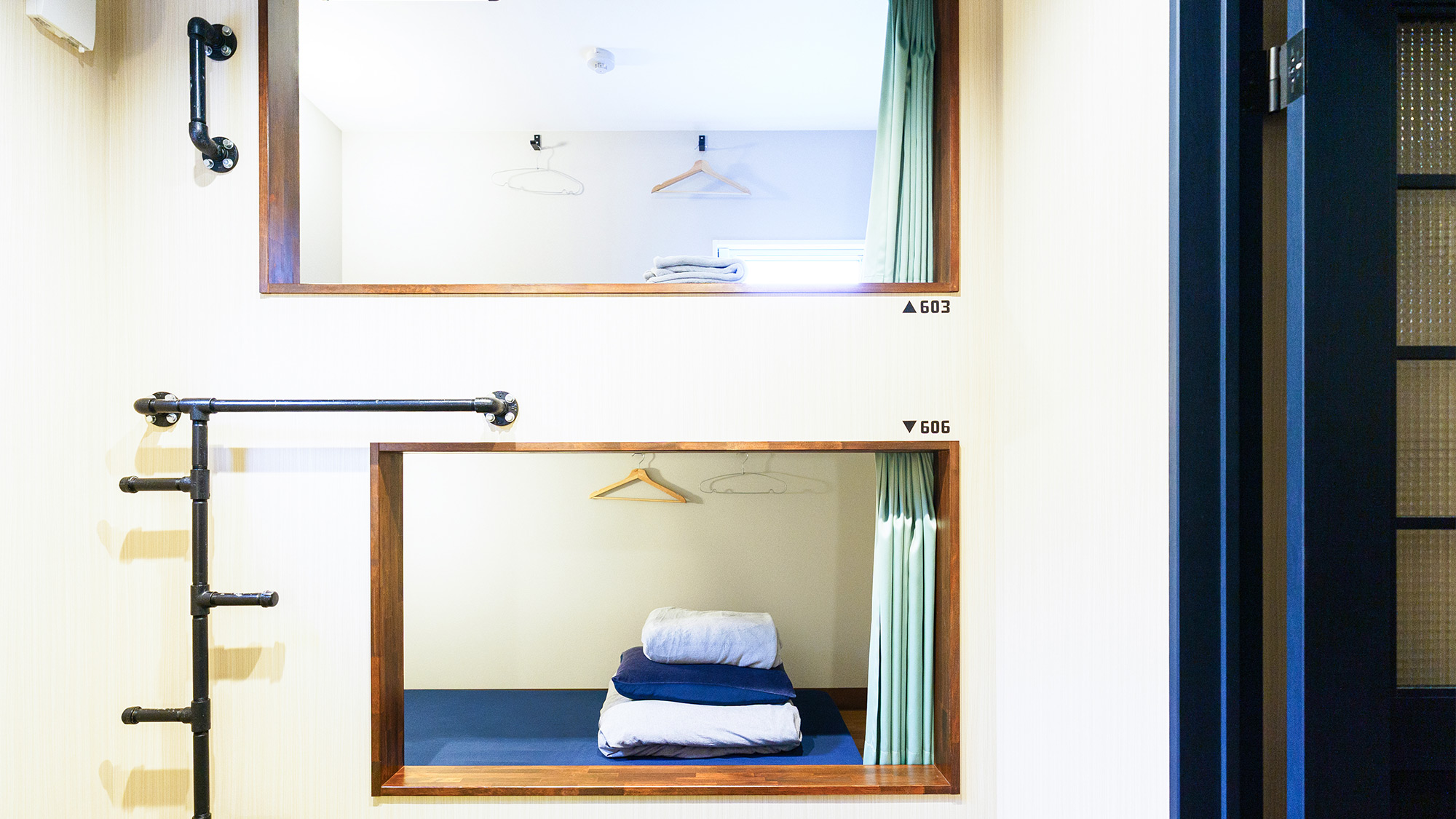 ・【ドミトリー】6人個室　鍵付きの扉に部屋があるので、他の宿泊者と分けられたプライベートな空間