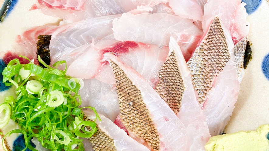 ・【お食事一例】柏島の夏のお魚を使ったイサキ丼は季節限定の味