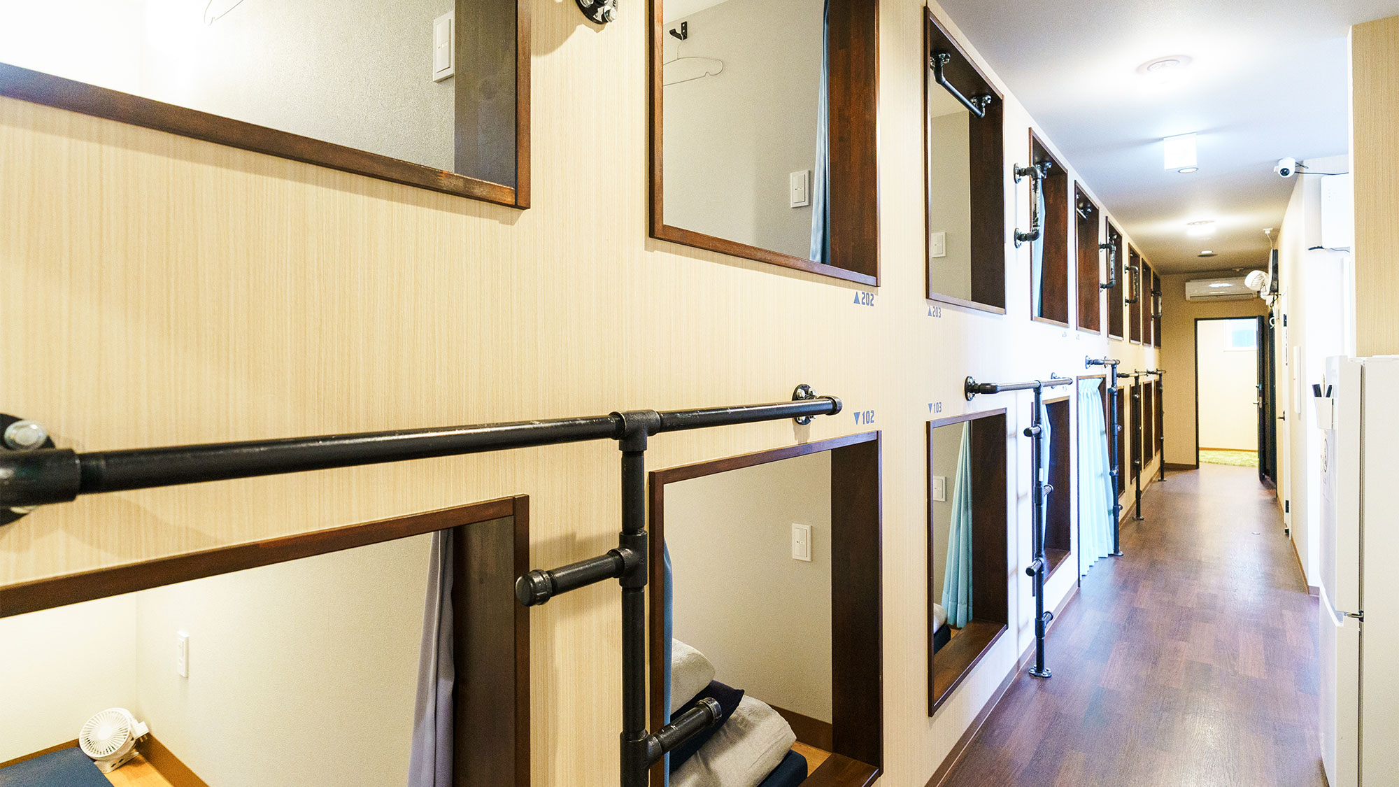 ・【ドミトリー】1人部屋　各部屋ごとに読書用ライトと小型扇風機・コンセント・ハンガー２つがあります