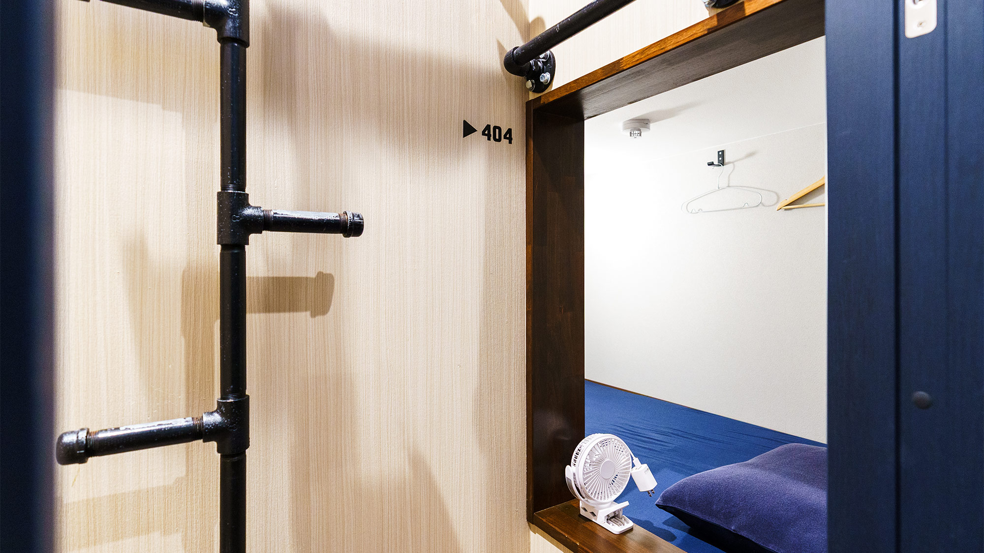 ・【ドミトリー】4人個室　各部屋ごとに、読書用ライトと小型扇風機・ハンガー掛けがございます