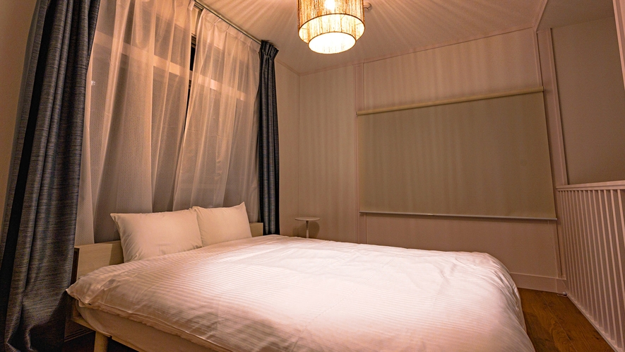 ・【寝室】温かみのある照明の光が室内を優しく照らします