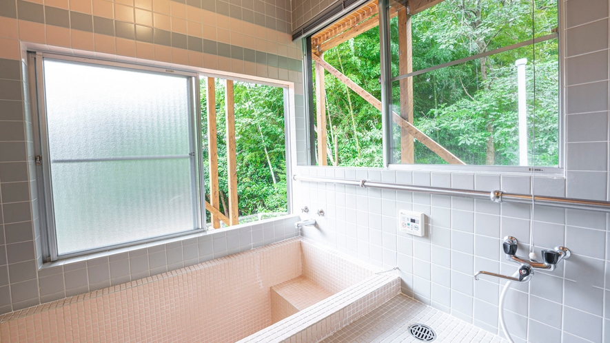 ・【お風呂】タイル張りのお風呂です。窓の外の緑を眺めながらホッとひと息リラックス