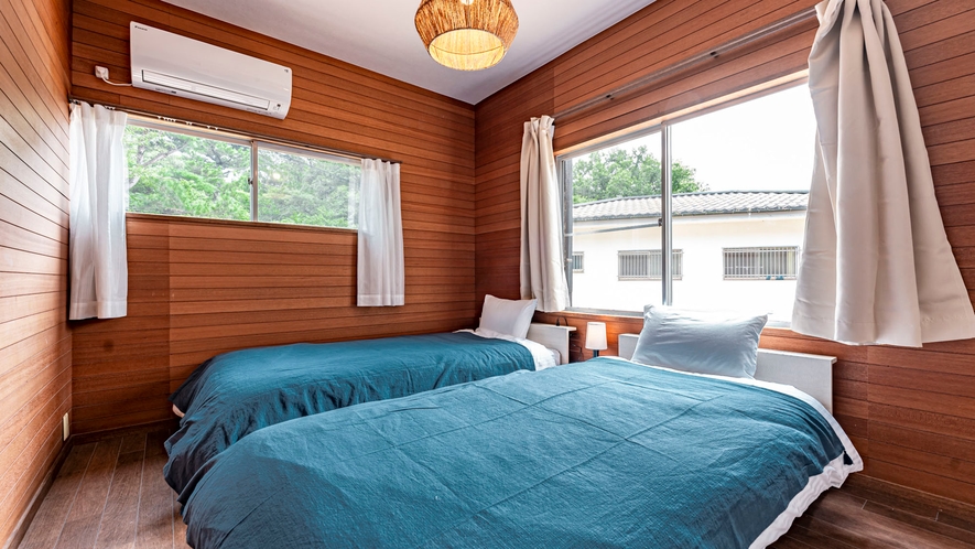 ・【寝室】シングルベッド2台を設置。窓から差し込む光で目覚めもスッキリ