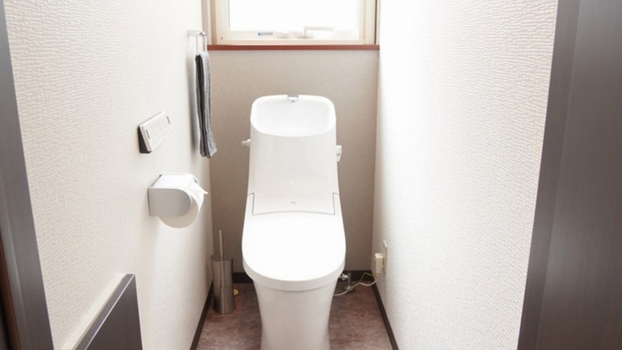 ・【トイレ】温水洗浄機能付きトイレです