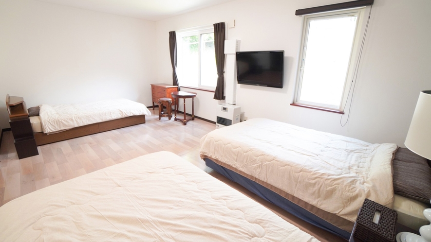 ・【寝室イメージ①】シングルベッド3台、机・椅子完備。白を基調とした清潔感あるお部屋です