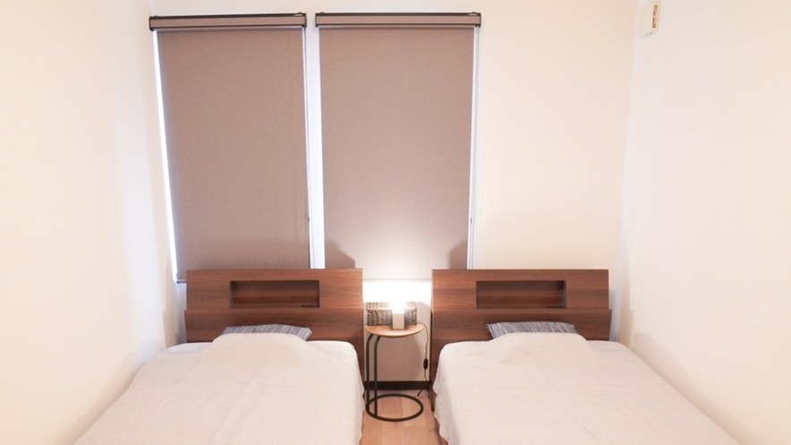 ・【寝室イメージ②】シングルベッド2台完備。落ち着いた雰囲気のお部屋です