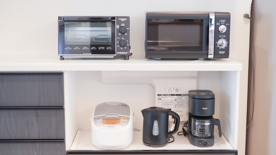 ・【キッチン】調理器具や食器類もそろっており自炊可能です