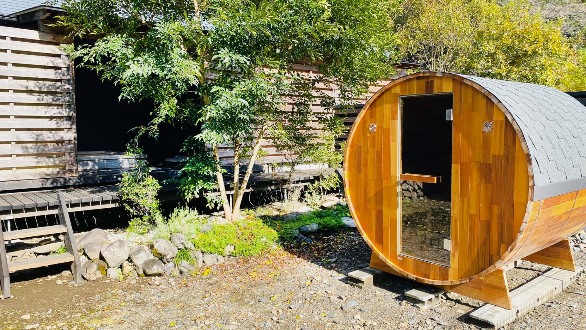 ・【バレルサウナ：外観】樽を横にしたようなユニークな形状。本場フィンランドに古くから伝わるサウナです
