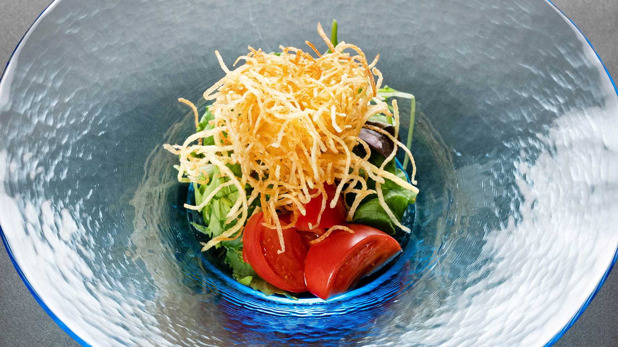 ・【夕食】地元で収穫された野菜を使ったサラダ。鮮度抜群で素材のよさを感じていただけます