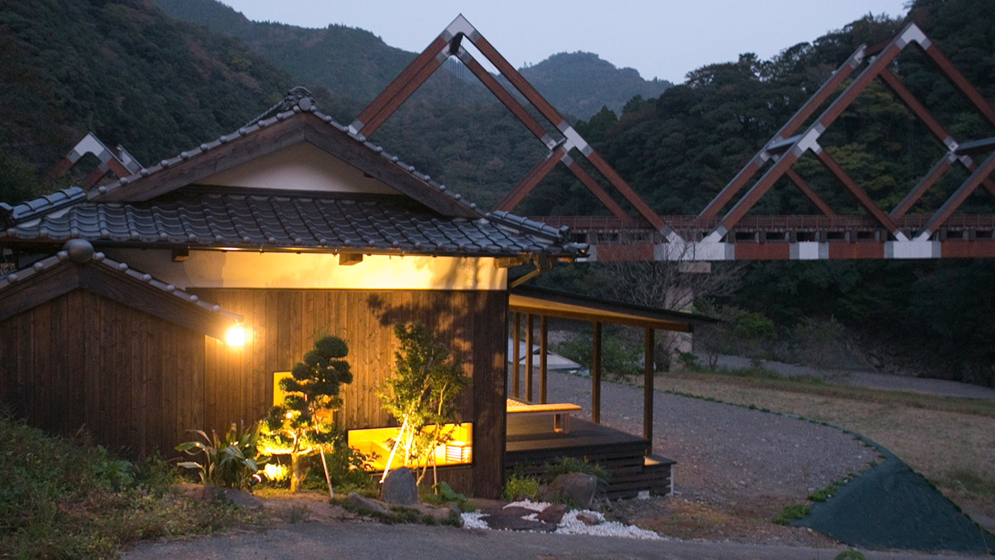 ・【外観】夜は優しい明かりが灯ります