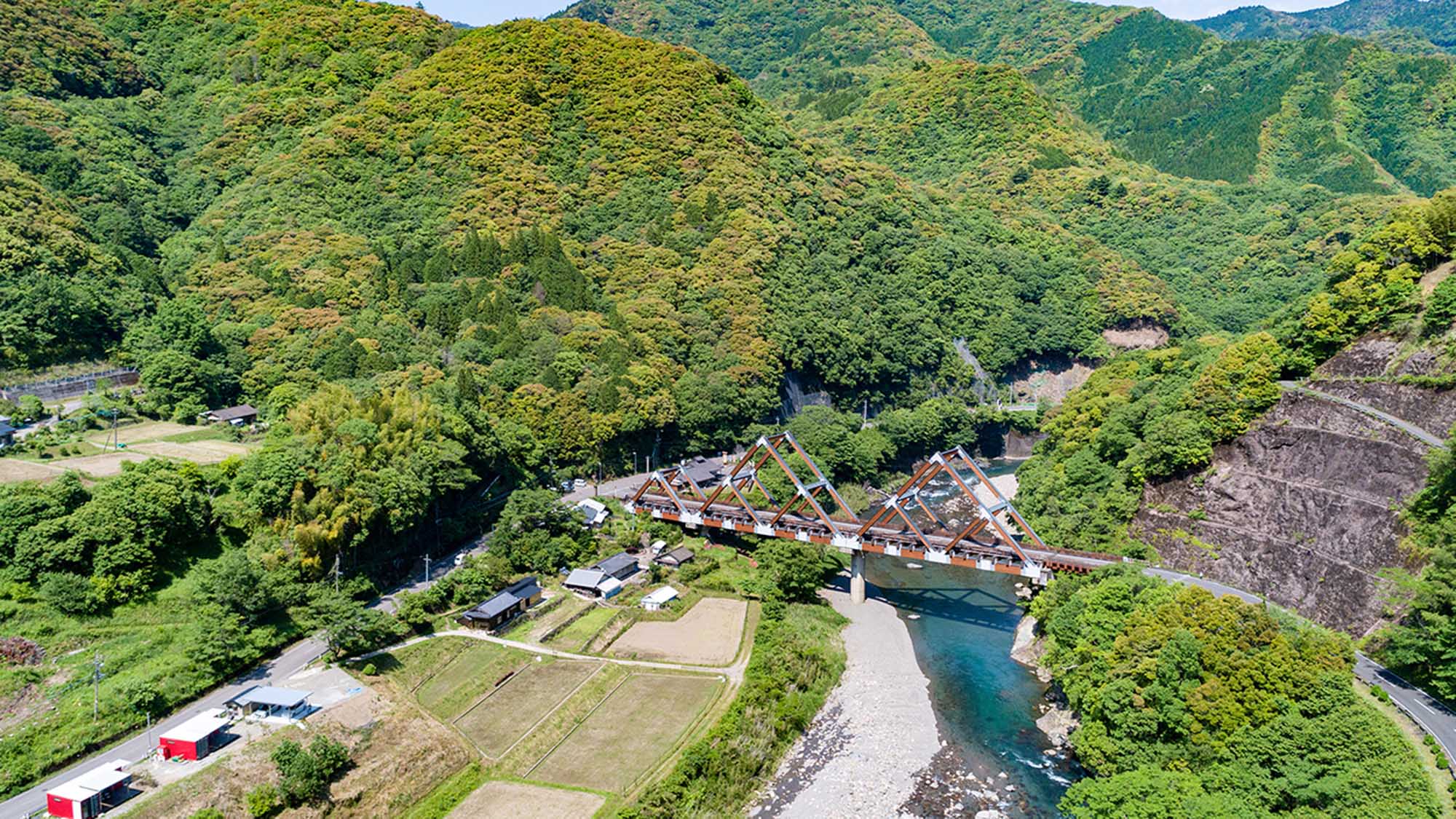 ・【周辺】透き通った川と澄み渡る空気が心をリラックスさせてくれます