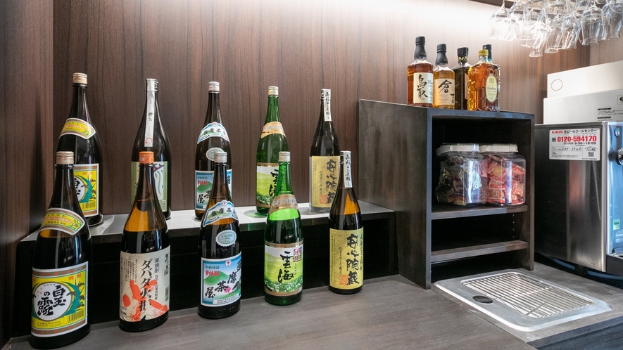 西日本中心に全国各地のお酒をピックアップしたバーカウンター