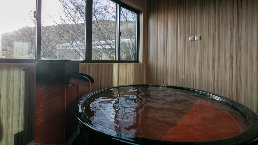 半露天風呂　信楽焼の浴槽（曙-Akebono-）