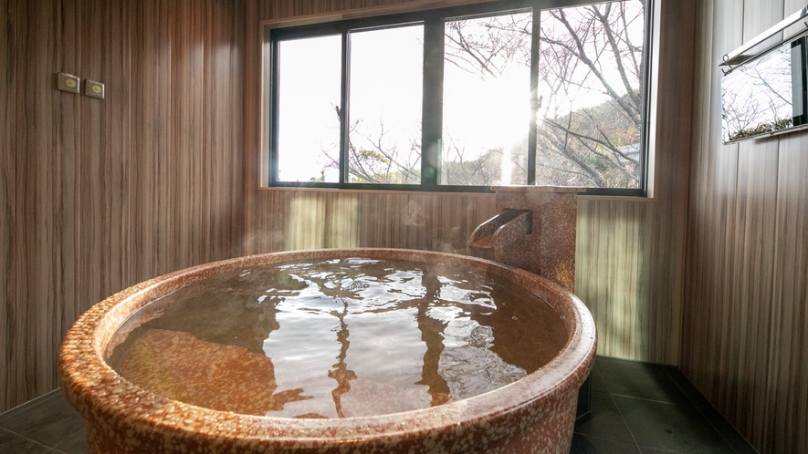 半露天風呂　信楽焼の浴槽（紅-kurenai-）