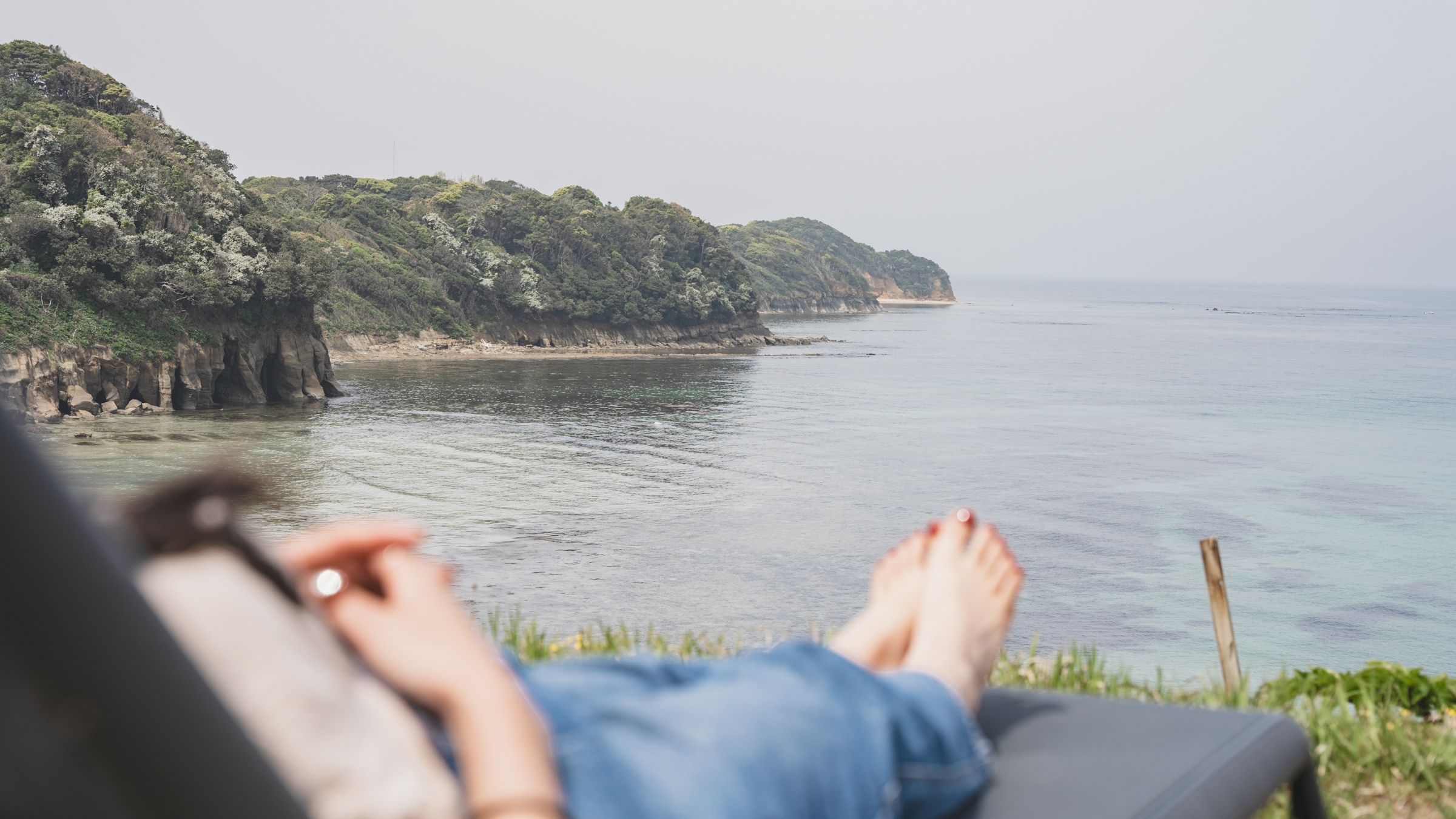 目いっぱいに広がる海を眺めながらのんびりと過ごす。