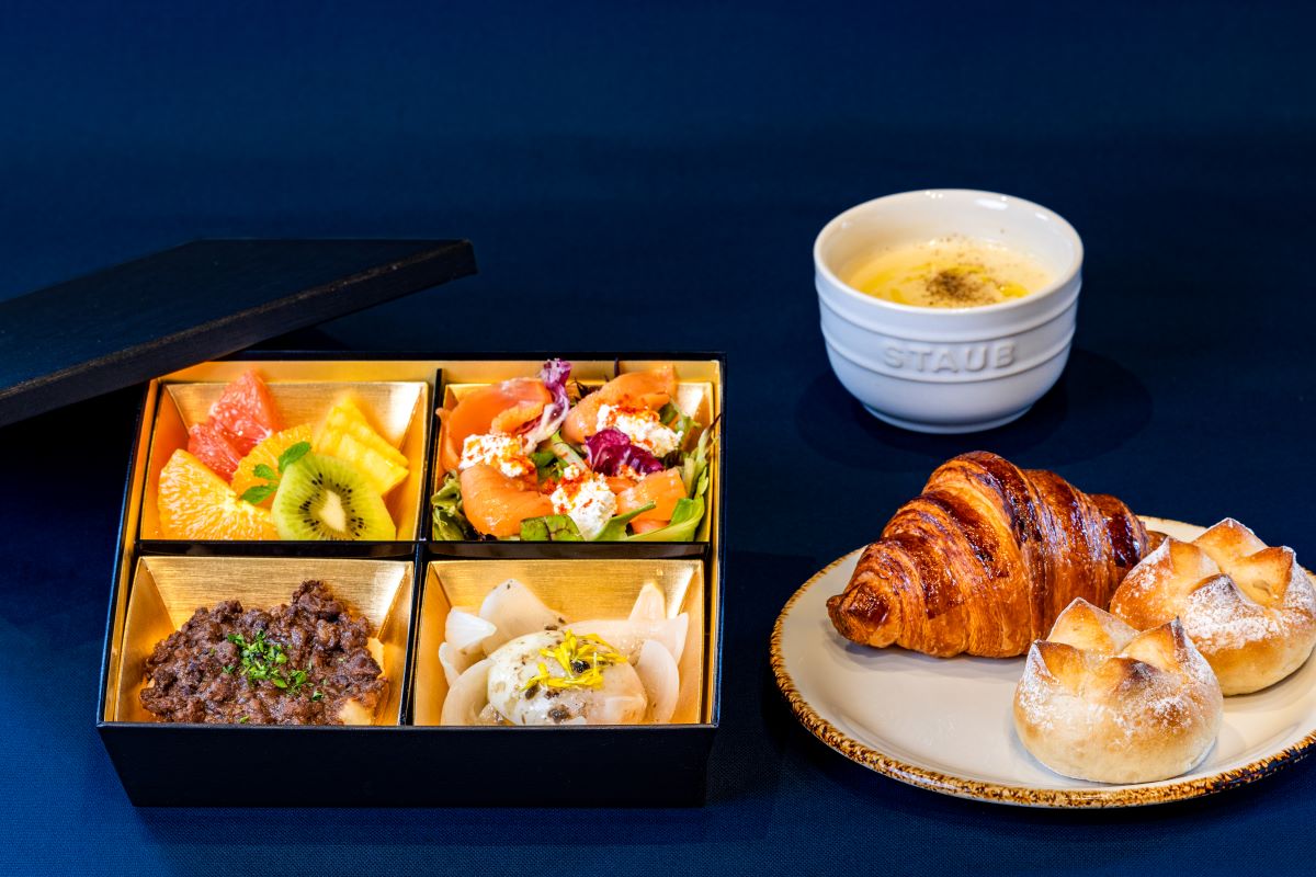 【ご朝食】Fビレッジ内のレストランと共同開発したオリジナルメニューをお部屋にお届けしております