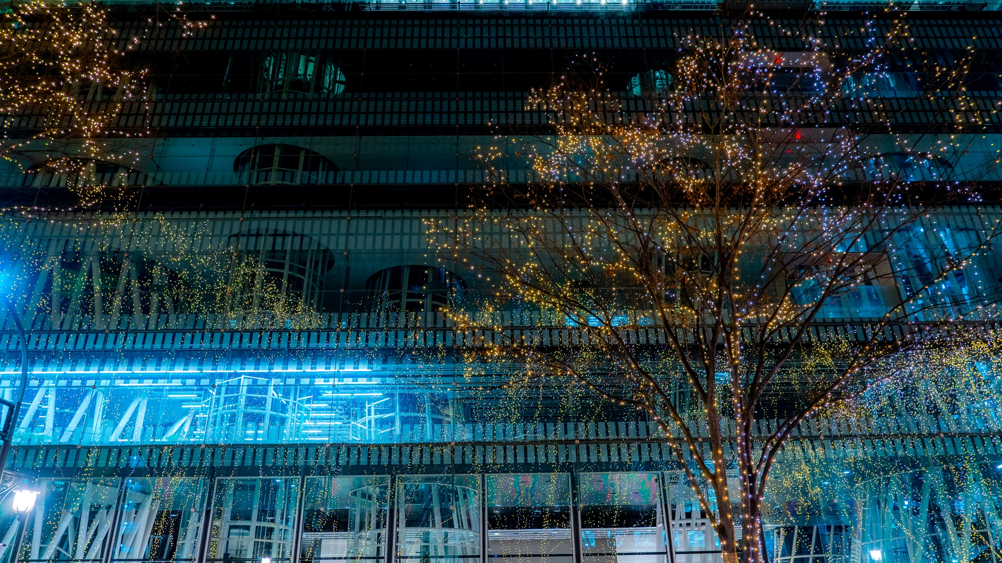 【当館から徒歩３分】伊東豊雄設計の斬新な建築、図書館やギャラリーがある「せんだいメディアテーク」