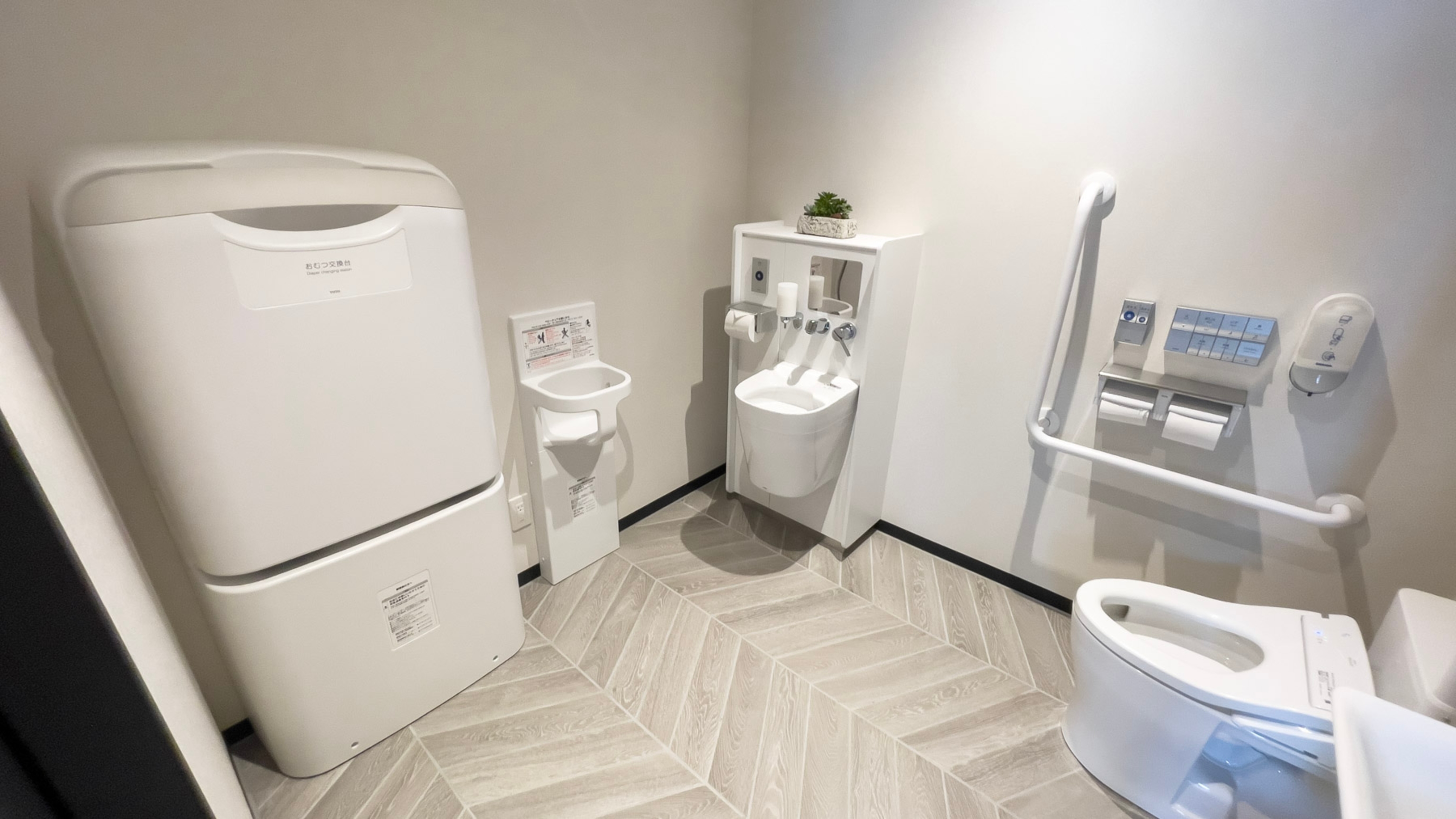共用トイレはバリアフリー仕様です