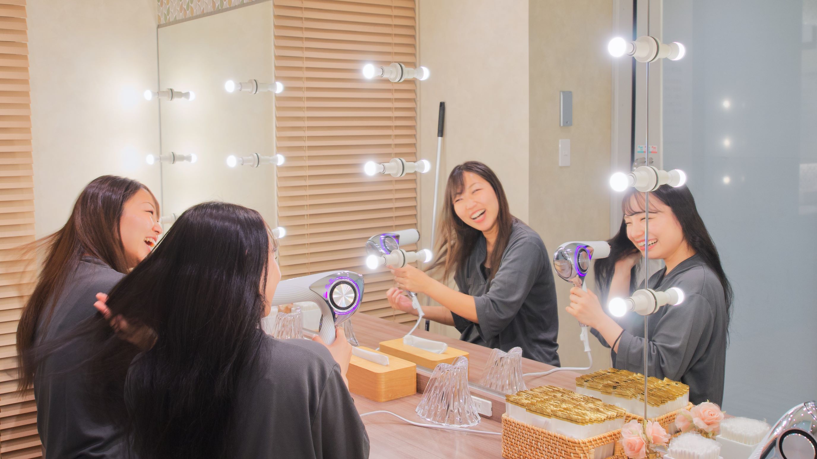 各席にドライヤーを完備しております