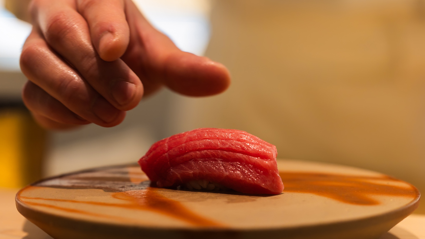 【泡と鮨で始まるブランチステイ】シャンパーニュと鮨で叶える大阪リトリート｜昼朝食付き