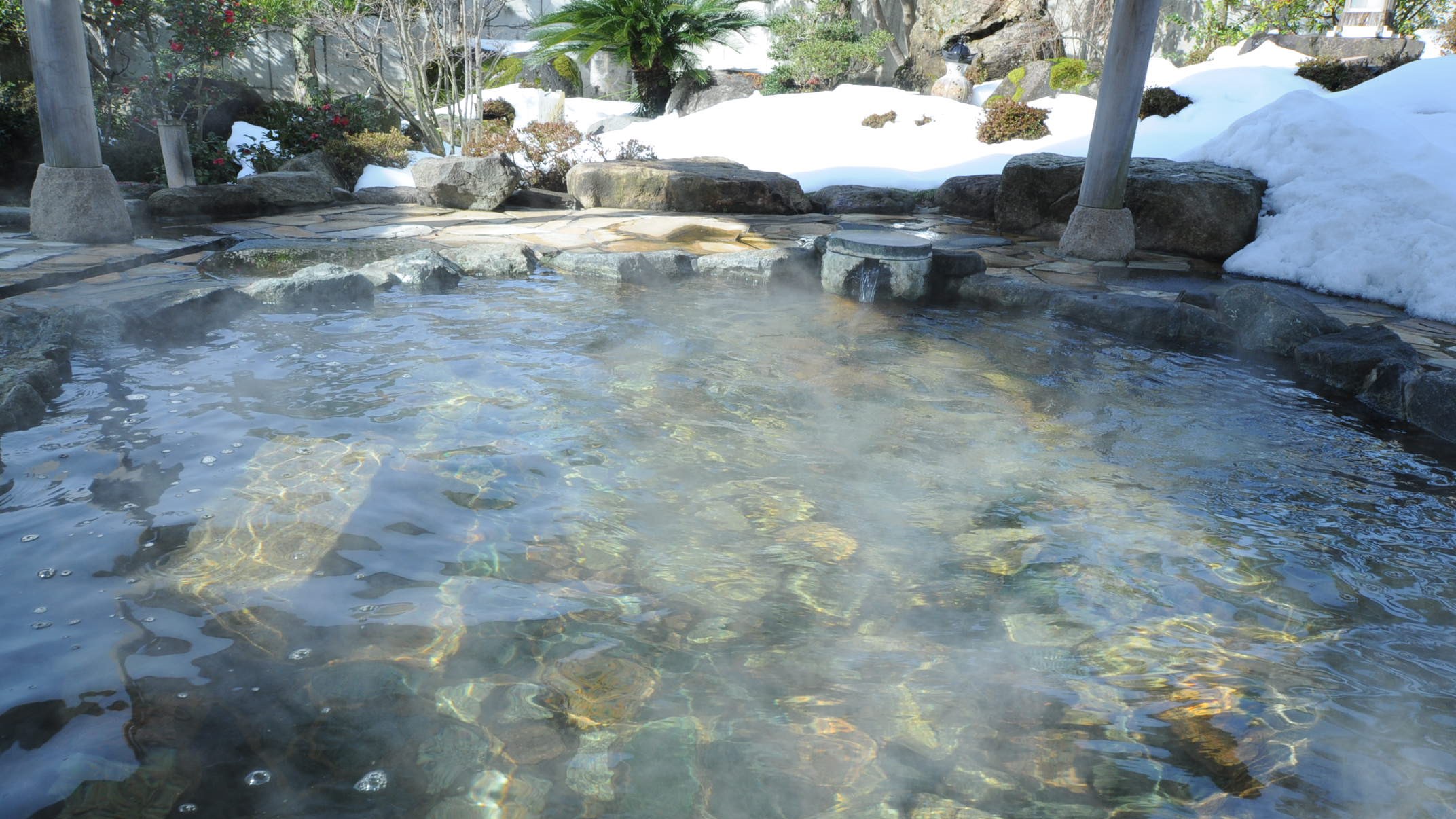 ◆露天風呂：塩化物硫黄泉の源泉かけ流しの庭園露天風呂