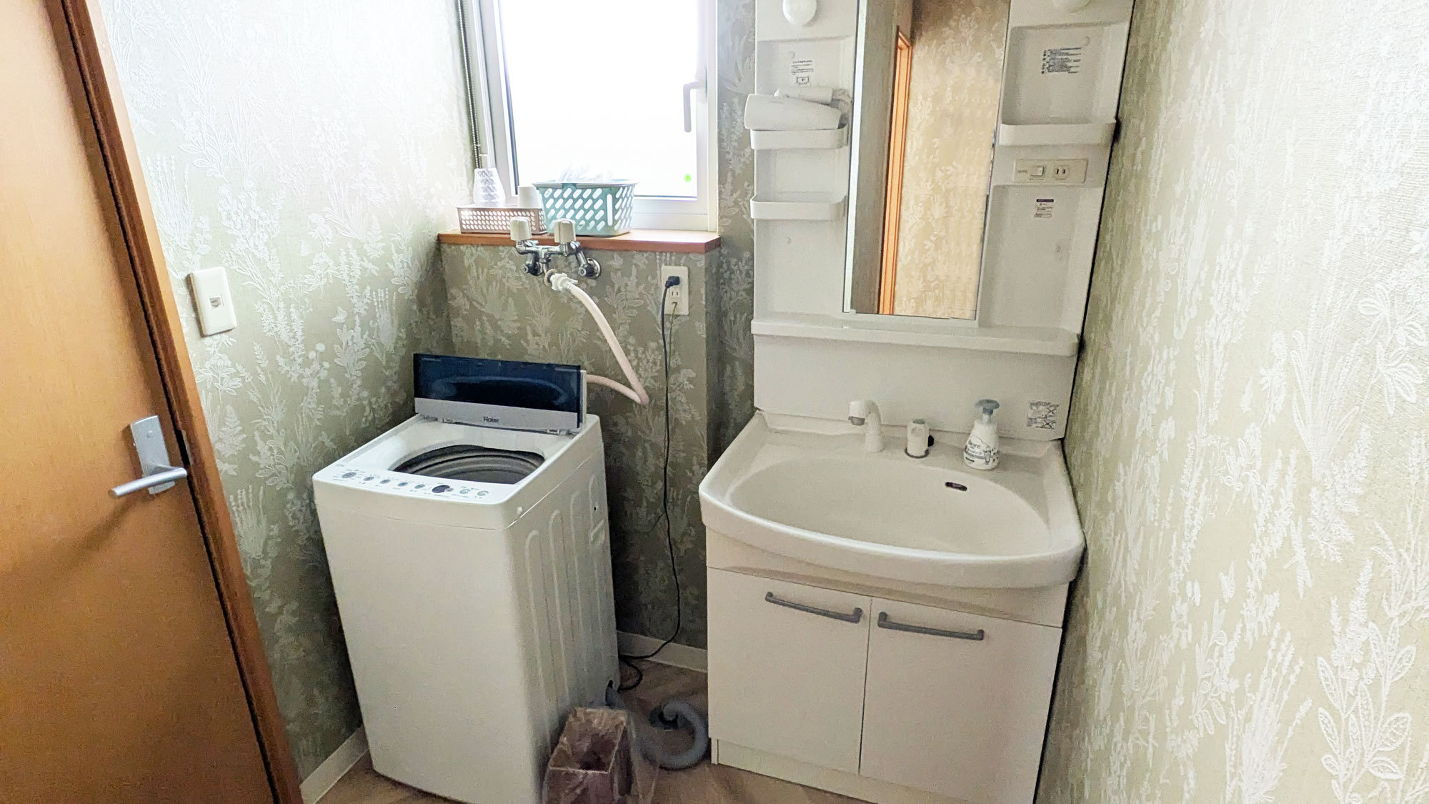 【はなれ館】洗面所：洗濯機完備。長期の滞在にも便利です！