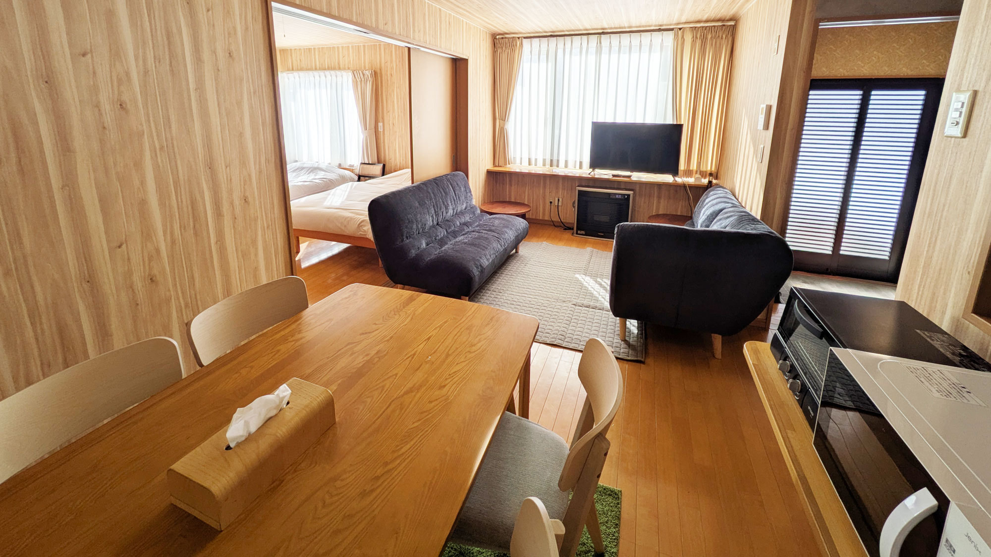 【はなれ館】ダイニングとリビングがひと続きになった開放的な寛ぎ空間